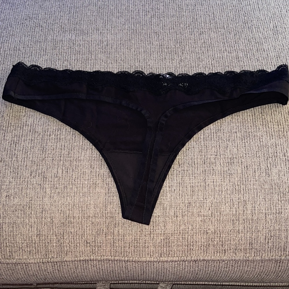 Black thong - Picture 2 of 3